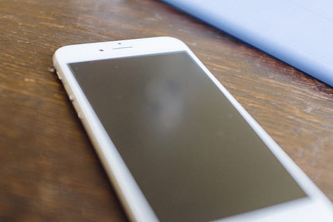 iphone closeup, iphone, tæt på, objekter, teknologi, touch screen, bord, mobiltelefon, træ - materiale, trådløs teknologi, smart telefon, digital tablet, telefon, forretning, skrivebord, mobilitet, udstyr, internet, moderne, computer, ingen mennesker, meddelelse, æbledatorer, bærbar informationsenhed, forbindelse, indendørs, skærm, bærbarhed, stilleben, høj vinkel visning, telekommunikationsudstyr, selektiv fokusering, 4K, CC0, offentligt domæne, royaltyfrie