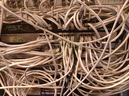białe przewody kablowe, nieład, kabel, sieć, przełącznik, dystrybutor, kabel połączeniowy, ethernet, połączenie, złożoność, technologia, żadnych ludzi, porozumiewanie się, Internet, wewnątrz, zbliżenie, śieć komputerowa, duża grupa obiektów, pełna ramka, kabel komputerowy, Elektryczność, obfitość, metal, zamieszanie, martwa natura, tła, wtyczka połączenia sieciowego, serwer sieciowy, splątane, sprzęt elektryczny, zasilacz, chaos, przeplatają się, 4K, CC0, domena publiczna, darmowe zdjęcia