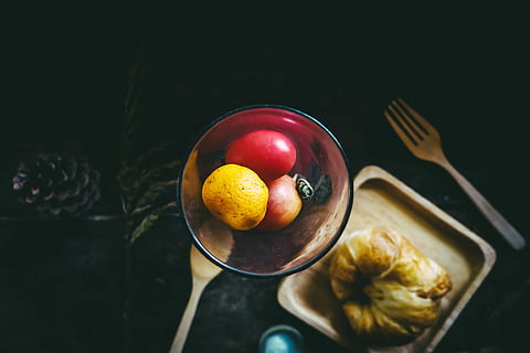 croissant, pane, display, tavolo, bicchiere, frutta, cibo, di legno, cucchiaio, cibo e bevande, mangiare sano, freschezza, utensile da cucina, in casa, natura morta, benessere, forchetta, piatto, attrezzature domestiche, pronto a mangiare, direttamente sopra, vista dall'alto, nessuno, avvicinamento, agrumi, sfondo nero, coltello da tavola, arancia, tentazione, prima colazione, 4K, CC0, dominio pubblico, privo di copyright