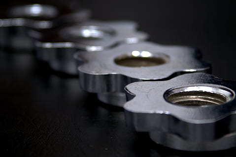 nueces, tornillo, metal, hilo, sección, La industria, plata, ajuste, elemento, lustroso, planchar, cromo, de cerca, adentro, maquinaria, foto de estudio, parte de maquina, nadie, grupo de objetos, industria, tecnología, brillante, enfoque selectivo, acero, grupo, copia espacio, sencillez, oscuro, aleación, equipo, color plateado, fondo negro, 5K, CC0, dominio público, libre de derechos