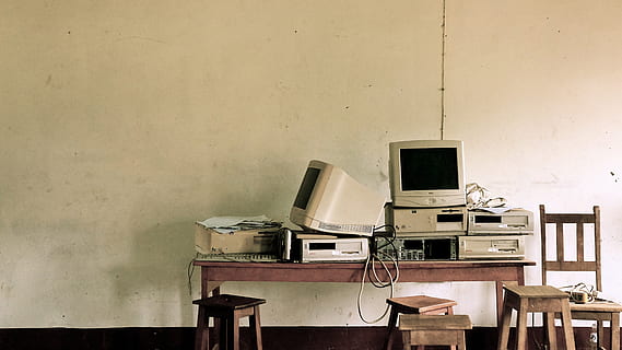 gedreht, Computer, Monitor, Tabelle, Hardware-, Technologie, pc, Taschenrechner, PC-Hardware, veraltet, Wandbau - Funktion, drinnen, keine Leute, Computerbildschirm, Möbel, Sitz, Computerausrüstung, Schreibtisch, Stuhl, Verbindung, Abwesenheit, Holz - Material, Desktop-PC, alt, kopieren sie platz, verlassen, Telefon, 4K, CC0, gemeinfrei, lizenzfrei