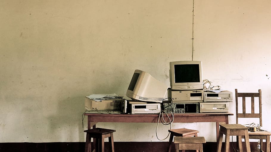 convertit, ordinador, monitor, taula, maquinari, tecnologia, PC, calculadora, maquinari de PC, obsolet, funció de construcció de parets, a l'interior, cap gent, monitor d’ordinador, mobles, seient, equips informàtics, escriptori, cadira, connexió, absència, material de fusta, PC d'escriptori, vell, còpia espai, abandonat, telèfon, 4K
