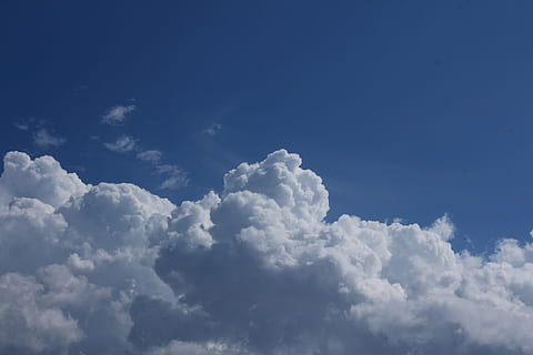 skyer, himmel, blå, skyer form, solrig, natur, spotlight, cumulus skyer, dramatisk, Sky, smuk, humør, drama, enorm, sommerdag, hvid, Himmelblå, sky - himmel, cloudscape, skønhed i naturen, baggrunde, scenics - natur, atmosfære, fluffy, ingen mennesker, sollys, miljø, ro, idyllisk, hvid farve, udendørs, vind, blødhed, abstrakt, meteorologi, over, lyse, 2K, CC0, offentligt domæne, royaltyfrie