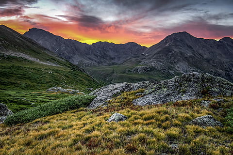 fotografia de paisatge, muntanyes, ennuvolat, cel, taronja, posta de sol, muntanya, roques, herba, cresta, núvols, paisatge, sortida del sol, colorado, alpí, colorit, escenics - natura, medi ambient, bellesa a la natura, núvol - cel, Serra, planta, escena tranquil·la, naturalesa, terra, tranquil·litat, cap gent, idíl·lic, cel dramàtic, destinacions de viatge, camp, a l'aire lliure, cim de muntanya, 2K, CC0, domini públic, lliure de regalies