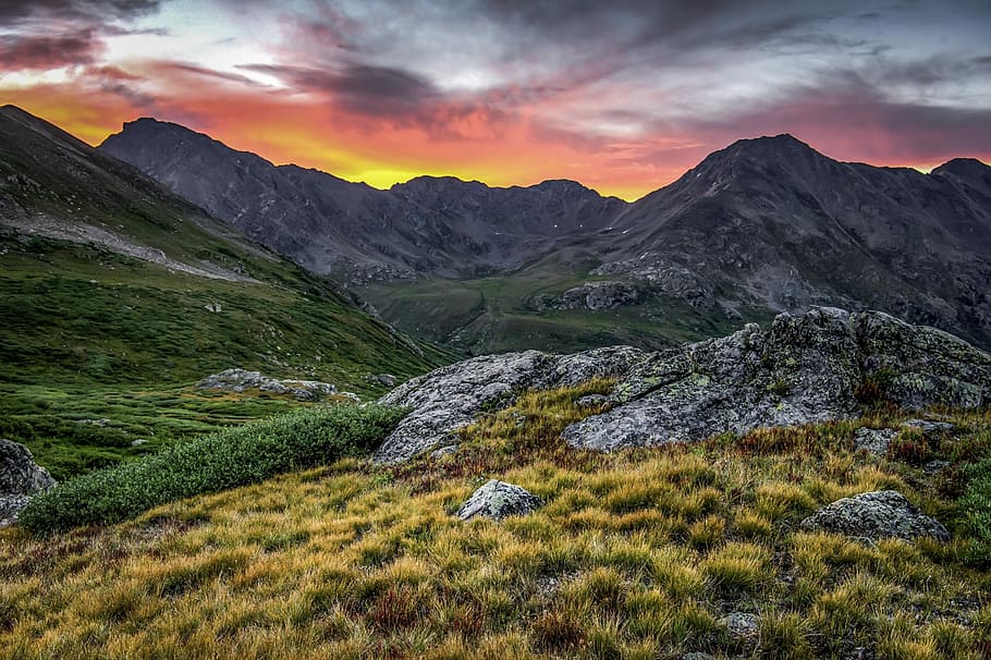 fotografia de paisatge, muntanyes, ennuvolat, cel, taronja, posta de sol, muntanya, roques, herba, cresta, núvols, paisatge, sortida del sol, colorado, alpí, colorit, escenics - natura, medi ambient, bellesa a la natura, núvol - cel, Serra, planta, escena tranquil·la, naturalesa, terra, tranquil·litat, cap gent, idíl·lic, cel dramàtic, destinacions de viatge, camp, a l'aire lliure, cim de muntanya, 2K