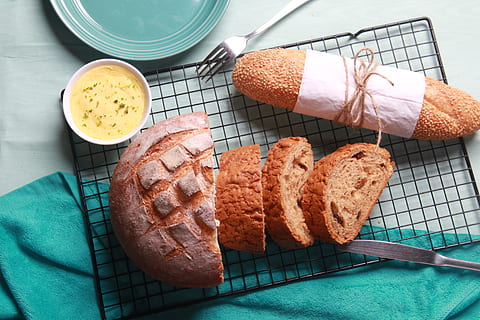 Brot, Grün, fleißig, Lebensmittel, Essen und Trinken, Frische, fertig für den Verzehr, Tabelle, High Angle View, Stillleben, Küchenutensilien, keine Leute, drinnen, Fleisch, Essgeschirr, Mahlzeit, Nahansicht, Frühstück, gebacken, ungesunde Ernährung, Genuss, Snack, Versuchung, Tablett, 5K, CC0, gemeinfrei, lizenzfrei