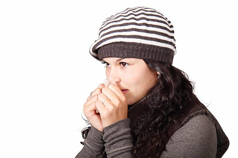 donna, grigio, a maniche lunghe, superiore, cappotto, freddo, carina, viso, congelato, ragazza, mani, cappello, isolato, analizzare, cercare, guardare, persone, inverno, giovane, sfondo bianco, una persona, giovane adulto, ritagliare, giovani donne, ritratto, parte del corpo umano, girato in studio, donne, capi di abbigliamento, cappello a maglia, emozione, parte del corpo, raffreddore e influenza, in casa, stili di vita, adulto, adolescente, bella donna, vestiti caldi, volto umano, mano, adolescenza, 4K, CC0, dominio pubblico, privo di copyright