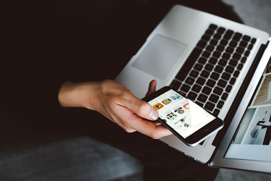 persona, detenzione, smartphone, il computer portatile, nero, smartphone Android, macbook, Telefono, i phone, schermo, mano, mano umana, parte del corpo umano, una persona, tecnologia, comunicazione, in casa, connessione, avvicinamento, tecnologia wireless, adulto, tavolo, computer, uomini, vista dall'alto, maschi, attività commerciale, lavoro, tastiera, sfondo nero, 5K