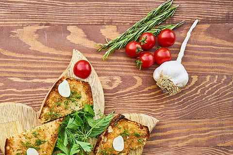 pomodoro, pane, rosso, cipolla, aglio, bianca, profumato, delizioso, foto del prodotto, cibo salutare, bellissimo, cibo, foto di cibo, cucina, Salute, avvicinamento, macro, mangiare sano, fresco, foto, legna, copia spazio, immagine a colori, nessuno, fotografia, sfondo, dettaglio, nutrizione, sfondi, ristorante, colore vivido, verdura, influenza, vitamina, colpi di dettaglio, biologico, colore, naturale, tavolo, tavole di fibra di legno, verde, disintossicazione, prima colazione, uno stile di vita sano, mattina, formaggio, cibo e bevande, freschezza, frutta, legno - materiale, in casa, benessere, erba, vista dall'alto, natura morta, direttamente sopra, pomodoro ciliegino, ingrediente, pronto a mangiare, Spezia, cibo vegetariano, 5K, CC0, dominio pubblico, privo di copyright