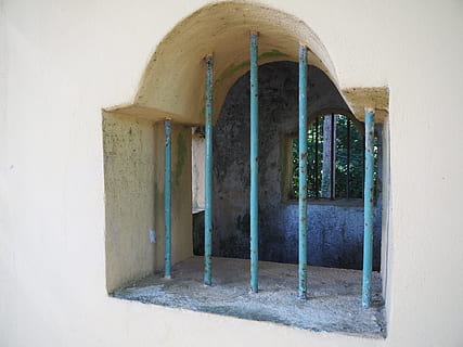 finestra, griglia, inferriate delle finestre, architettura, ferro battuto, metallo, vecchio, parete, grattugiare, finestra sbarrata, luce, opere murarie, conservazione storica, facciata, storicamente, pietra, arco rotondo, struttura costruita, costruzione, esterno dell'edificio, nessuno, arco, giorno, caratteristica della parete, porta, Entrata, all'aperto, storia, natura, il passato, Casa, abbandonato, luce del sole, colonna architettonica, soffitto, 4K, CC0, dominio pubblico, privo di copyright