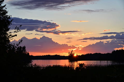 siluetti kuva, puu, auringonlasku, iltahämärä, järvi, taivas, makaava, Puut, värit, ilta, vesi, Québec, Kanada, luonto, heijastus, hämärä, maisema, kesä, ulkona, scenics, auringonvalo, aurinko, rauhallinen kohtaus, pilvi - taivas, oranssi väri, kauneus luonnossa, joki, siluetti, auringonnousu - aamunkoitto, maisemat - luonto, tyyneys, kasvi, idyllinen, ranta, ei-kaupunkikuvia, ei ihmisiä, 5K