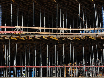 suport, lluiteu, shell, casa, bastida, construir, lloc, treballar, treball de construcció, construcció d’habitatges, sense protecció, construcció, edifici, finalització, bastides, arquitectura, estructura construïda, lloc de construcció, industria de la construcció, incomplet, cap gent, dia, desenvolupament, indústria, exterior de l'edifici, vista d’angle baix, metall, a l'aire lliure, marc de construcció, material de fusta, naturalesa, construcció - activitat, llum solar, biga del sostre, 4K, CC0, domini públic, lliure de regalies