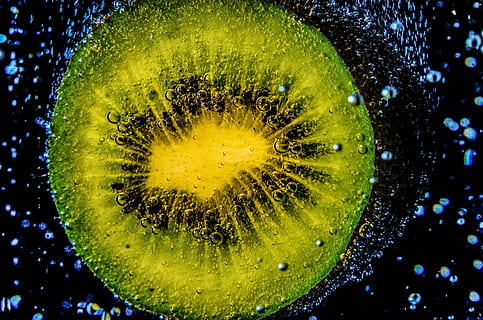 tallar la fruita de kiwi, aigua, fons, begudes, esmorzar, bombolla, postres, dieta, fer dieta, beure, tirar, menjar, fresc, fruita, verd, suc, kiwi, líquid, naturalesa, nutrició, orgànic, refresc, escumós, vegetarià, vitamina, humit, menjar i beguda, frescor, alimentació saludable, primer pla, cap gent, a l'interior, color verd, directament a sobre, benestar, groc, tall, tir de l'estudi, natura morta, 1080P, CC0, domini públic, lliure de regalies