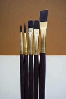 Bürsten, Kunst, Farbe, kreativ, Studioaufnahme, drinnen, Stillleben, Nahansicht, keine Leute, Wahl, Bleistift, farbiger Hintergrund, Variation, Holz - Material, Gruppe von Objekten, Kunst und Handwerk, Schreibgerät, Kreativität, Einfachheit, in einer Reihe, Pinsel, Bürste, beige Hintergrund, braun, Kunst- und Handwerksausrüstung, 5K, CC0, gemeinfrei, lizenzfrei