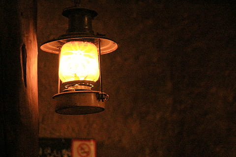 llum de querosè encès, llanterna, foc, calor, il·luminat, equips d’il·luminació, electricitat, brillant, a l'interior, cap gent, llum elèctrica, primer pla, bombeta, llum, penjant, funció de construcció de parets, fosc, llum - fenomen natural, tecnologia, vista d’angle baix, centrar-se en primer pla, transparent, sostre, equipament elèctric, 5K, CC0, domini públic, lliure de regalies