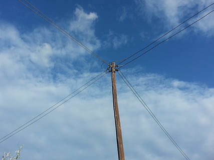 stang, elektrisk stolpe, lys, skyer, sky - himmel, himmel, lav vinkel visning, forbindelse, ingen folk, kabel, elektrisitet, dag, blå, drivstoff og kraftproduksjon, teknologi, natur, høyspentlinje, telefonlinje, tau, strømforsyning, utendørs, telefonpinne, metall, elektrisk utstyr, kaos, 2K, CC0, offentlig domene, opphavsrett gratis