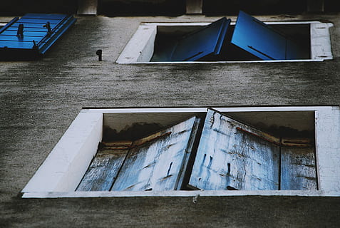branco, de madeira, emoldurado, janela, cinzento, fechadas, obturador, urbano, construção, azul, parede, abrir, acima, madeira, verde, exterior, parcial, obturador do país, arquitetura, estrutura construída, ninguém, exterior do edifício, madeira - material, visão de baixo ângulo, dia, velho, abandonado, ao ar livre, estragado, Escadaria, casa, Distrito residencial, forma geométrica, caixa, quebrado, 2K, CC0, domínio público, royalty free