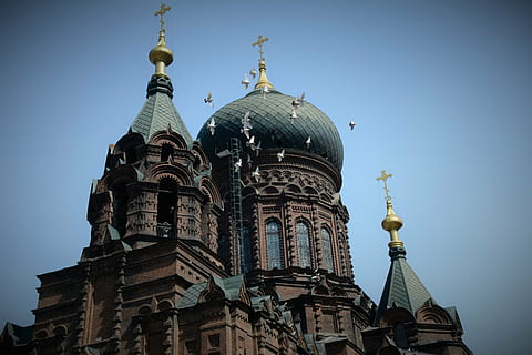 Harbin, iglesia de sofia, edificio, arquitectura, exterior del edificio, lugar de adoración, creencia, estructura construida, religión, espiritualidad, cielo, Hazme, vista de ángulo bajo, cielo limpio, destinos de viaje, viaje, naturaleza, ciudad, nadie, azul, al aire libre, aguja, florido, rascacielos, 5K, CC0, dominio público, libre de derechos