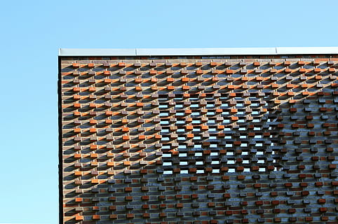malmö, cihlový, vzor, budova, nebe, exteriér budovy, architektura, stavba, nízký úhel pohledu, čisté nebe, den, nikdo, Příroda, cihlová zeď, modrý, nástěnný prvek, slunečního světla, zeď, střecha, okno, venku, střešní taška, kancelářská budova exteriér, byt, 5K, CC0, veřejná doména, bez autorských práv