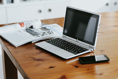 ordinateur portable argent, divers, articles, table, argent, portable, les magazines, ordinateur, La technologie, carnet, caméra, téléphone intelligent, affaires, Bureau, à l'intérieur, bois - matériau, clavier d'ordinateur, personne, moniteur d'ordinateur, l'Internet, pc, intérieur de la maison, Technologie sans fil, la communication, lien, nature morte, dispositif d'information portable, meubles, vue grand angle, se concentrer sur le premier plan, papier, équipement informatique, 5K, CC0, domaine public, libre de droits