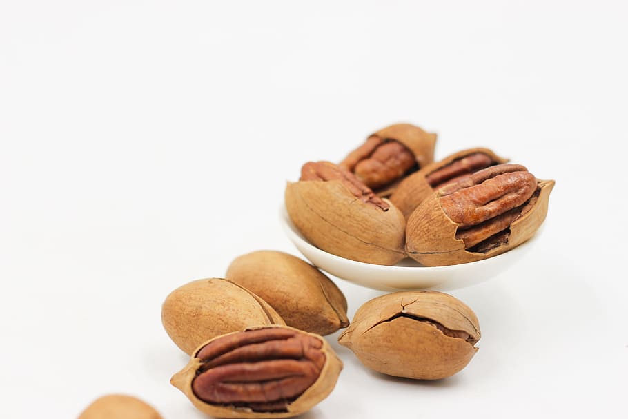 pecanes, nou, nous, menjar, marró, primer pla, berenar, cap gent, menjar i beguda, tir de l'estudi, llavor, fons blanc, nou - aliments, menjar dolç, frescor, a l'interior, benestar, mà humana, natura morta, mà, alimentació saludable, tallar, elecció, part del cos humà, variació, còpia espai, ametlla, temptació, 5K