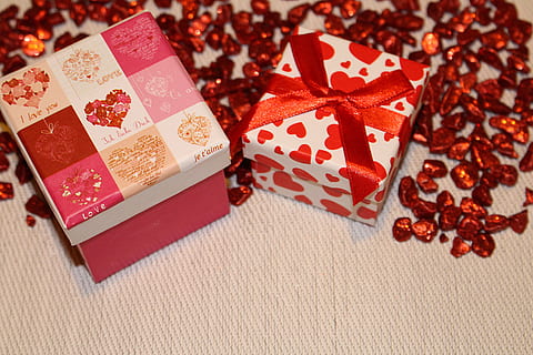 geschenken, overvol, lus, decoratie, gemaakt, geen mensen, eten en drinken, detailopname, binnenshuis, rood, voedsel, viering, stilleven, Kerstmis, vakantie, gift, zoet eten, tafel, hoge hoekmening, stervorm, papier, patroon, geschenkdoos, doos - container, verleiding, kerst versiering, 5K, CC0, publiek domein, royaltyvrij