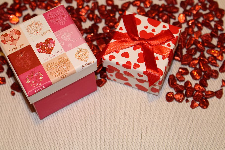 geschenken, overvol, lus, decoratie, gemaakt, geen mensen, eten en drinken, detailopname, binnenshuis, rood, voedsel, viering, stilleven, Kerstmis, vakantie, gift, zoet eten, tafel, hoge hoekmening, stervorm, papier, patroon, geschenkdoos, doos - container, verleiding, kerst versiering, 5K