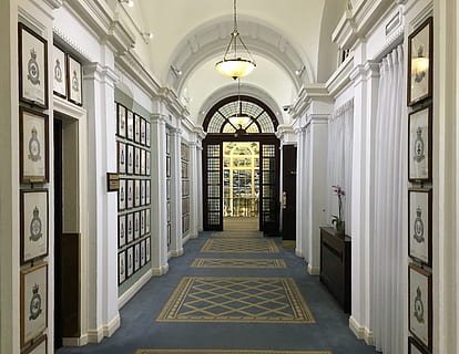 korridor, arkitektur, bygning, dybde, arkitektur, bygning, skygge, by, væg, hvid, gammel, dør, indendørs, bue, historie, indgang, ingen mennesker, bygget struktur, arkade, vejen frem, gulve, belysningsudstyr, retning, tom, dag, sikkerhed, beskyttelse, fravær, vindue, flisebelagt gulv, loft, elektrisk lampe, udsmykkede, 2K