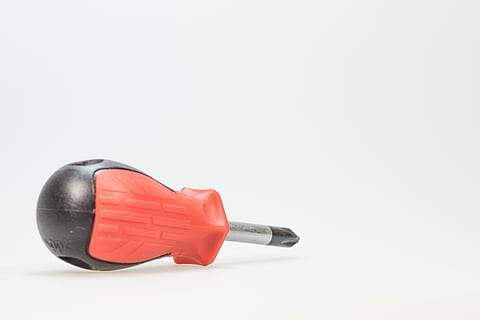 Tournevis, outil, artisanat, rouge, phillips, métal, tête, Contexte, détail, travail, trousse à outils, plaque frontale, outils, prise de vue en studio, espace de copie, à l'intérieur, fond blanc, coupé, personne, objet unique, la communication, lien, fermer, émotion, La technologie, équipement, fâché, agression, protection, Sécurité, deux objets, vue de côté, 2K, CC0, domaine public, libre de droits