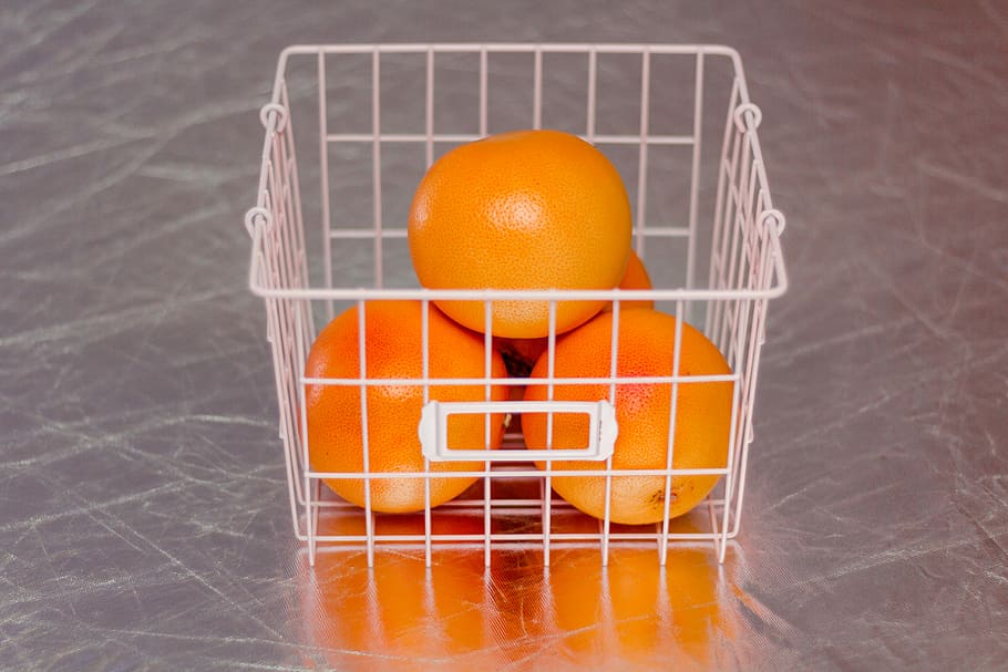 pompelmo fresco delizioso, arancia, frutta, bianca, cestino, tavolo, riflessione, cibo, cibo e bevande, mangiare sano, colore arancione, agrumi, benessere, girato in studio, in casa, freschezza, gruppo di oggetti, nessuno, singolo oggetto, avvicinamento, sfondo colorato, contenitore, natura morta, drogheria, piccolo gruppo di oggetti, 5K
