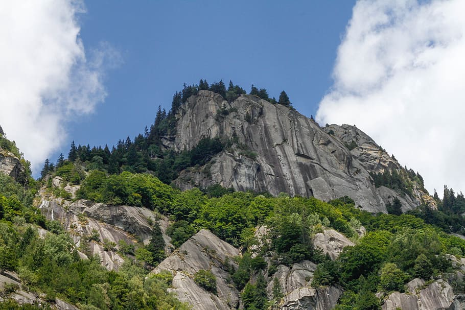 paisatge, naturalesa, núvols, roques, penya-segat, coníferes, medi ambient, avets, alt, idíl·lic, muntanya, a l'aire lliure, pins, muntanya rocosa, Rockyscape, escènic, arbres, vista, desert, boscos, cel, planta, rock, arbre, núvol - cel, sòlid, bellesa a la natura, escenics - natura, tranquil·litat, rock - object, dia, escena tranquil·la, escena no urbana, formació de roca, cap gent, vista d’angle baix, Serra, formació, cim de muntanya, erosionat, 5K