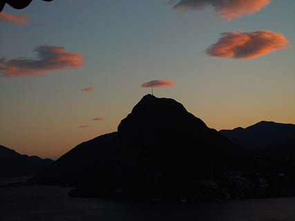 montagna, tramonto, nube, ultimi bagliori, cielo, san salvatore, lugano, natura, paesaggio, Paesaggi, all'aperto, bellezza nella natura, scena tranquilla, crepuscolo, mare, silhouette, nuvola - cielo, scenics - natura, colore arancione, la tranquillità, acqua, roccia, nessuno, roccia - oggetto, solido, idilliaco, picco di montagna, 4K, CC0, dominio pubblico, privo di copyright