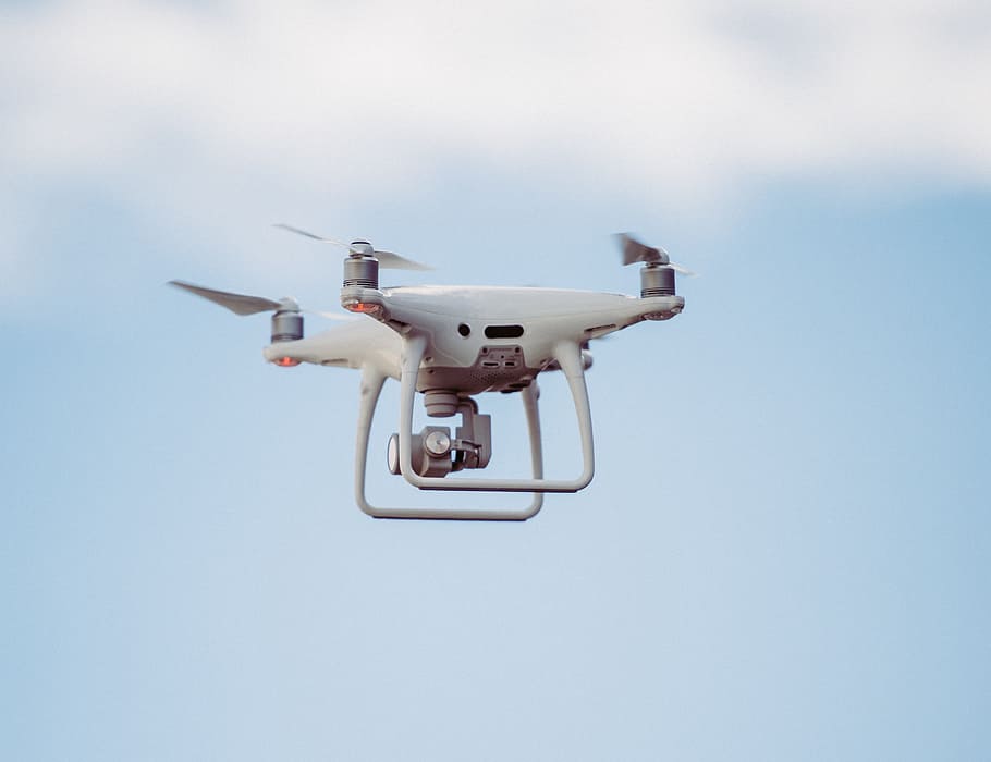Quadcopter, fliegend, Luft, Kamera, Drohne, hd, Hubschrauber, Fotografie, draussen, Blau, Luftfahrzeug, Flugzeug, Himmel, Transportmittel, in der Luft, Transport, Bewegung, Flachwinkelansicht, Tag, Reise, Natur, klarer Himmel, keine Leute, unterwegs, draußen, Militär-, Technologie, Luft-und Raumfahrtindustrie, Ebene, direkt darunter, 2K