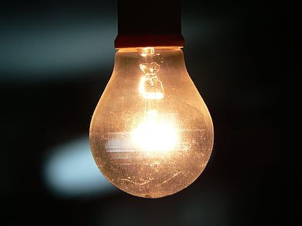 geel, gloeilamp, grijs, achtergrond, lamp, licht, schelp, strand, verlichting, begrip, focus, melancholicus, elektriciteit, verlicht, verlichtingsapparatuur, gloeiend, enkel object, glas - materiaal, zwarte achtergrond, detailopname, gloeidraad, studio opname, geen mensen, binnenshuis, brandstof en stroomopwekking, elektrisch licht, licht - natuurverschijnsel, focus op de voorgrond, donker, technologie, stroomvoorziening, helderheid, elektrische lamp, 1080P, CC0, publiek domein, royaltyvrij