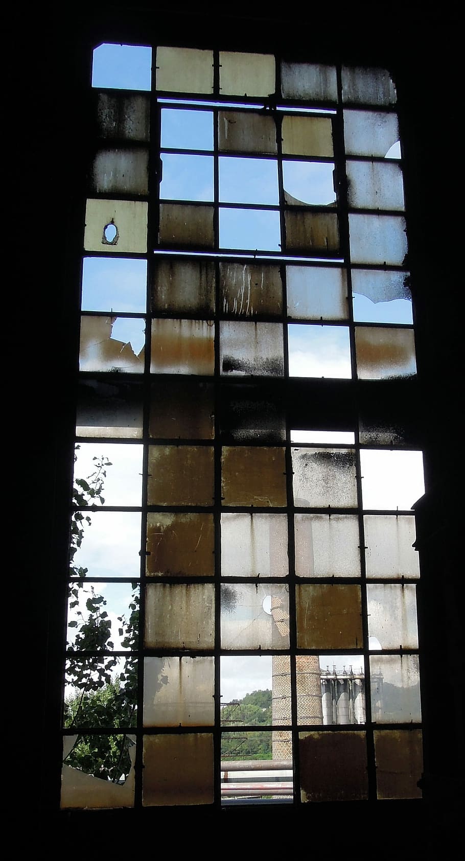 vetro della finestra, rotto, quadrato, colore, finestra, bicchiere, rotto, piazza, vecchio, architettura, esterno dell'edificio, in casa, struttura costruita, nessuno, vetro - materiale, costruzione, Inquadratura dal basso, giorno, trasparente, cielo, all'aperto, città, riflessione, natura, forma geometrica, modello, cielo sereno, 2K