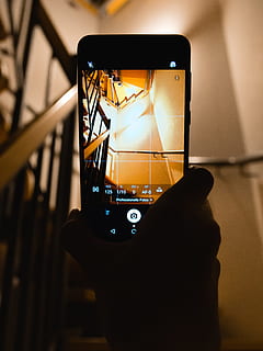 persona, saimniecība, viedtālrunis, rāda, kameras lietojumprogramma, sagūstīt, elektronika, roka, Mobilais telefons, tālruni, ekrānā, kāpnes, fotografēšana, tehnoloģijas, bezvadu tehnoloģija, portatīvo informācijas ierīci, fotografēšanas tēmas, komunikāciju, tuvplāns, koncentrēties uz jaunajām zināšanām, savienojumu, darbību, ierīces ekrāns, fotoattēlu ziņapmaiņa, viens cilvēks, cilvēka roku, telpās, 4K, CC0, publiskais domēns, bez atlīdzības