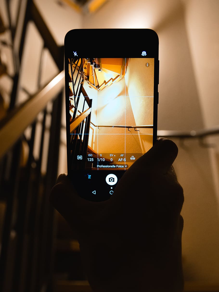 person, bedrift, smartphone, viser, kamera applikation, fange, elektronik, hånd, mobiltelefon, telefon, skærm, trappe, tager foto, teknologi, trådløs teknologi, smart telefon, bærbar informationsenhed, fotografering temaer, meddelelse, fotografere, tæt på, fokus på forgrunden, forbindelse, aktivitet, enhed skærmen, billedbeskeder, en person, menneskelig hånd, indendørs, 4K