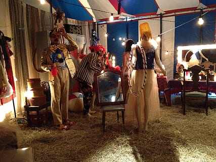 vier, Person, Stehen, Gras, neben, Spiegel, Zirkus, Umkleideraum, Künstler, Interview, Dressing, Innere, Treffen, Armaturen, Menschen, Nacht-, Frau, Kunst, Kultur und Unterhaltung, nur für Erwachsene, Erwachsene, in voller Länge, beleuchtet, echte Menschen, Gruppe von Leuten, Lichtanlage, die Architektur, Lebensstile, gebaute Struktur, Darstellung, Legere Kleidung, draußen, Freizeitbeschäftigung, Männer, menschliche Darstellung, 2K, CC0, gemeinfrei, lizenzfrei