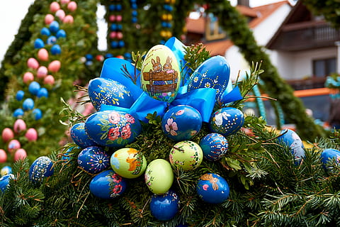 gut ostern, Bieberbach, Ostereier, Brauch, Brunnen Schmuck, Ostern, Osterhase, Religion, Osterei, Dekoration, Ostertradition, Osterthema, Tradition, Frohe Ostern, Ostergruß, fränkische schweiz, Egloffstein, Guinness-Buch, Guinness-Buch der Rekorde, bunte Eier, Hase, Zoll, Deko, bemaltes Ei, Frühling, Osterdekorationen, Ostergrüße, bunt, Ei, Osterfeier, Spaß, Osterdekoration, Grußkarte, osterkorb, Feier, Urlaub, Lebensmittel, keine Leute, Blau, mehrfarbig, Spiritualität, Fokus auf den Vordergrund, Ferienveranstaltung, Nahansicht, Essen und Trinken, Weihnachtsverzierung, Festival, 5K, CC0, gemeinfrei, lizenzfrei