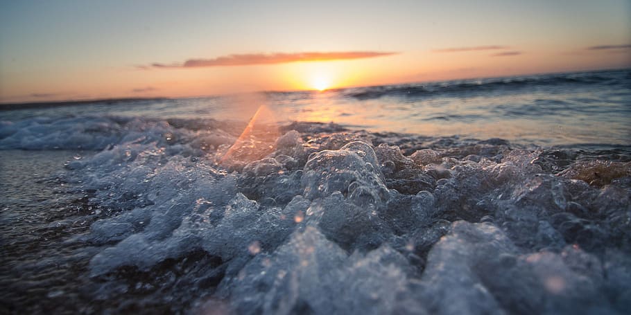 fale oceanu, pobrzeże, zachód słońca, zbliżenie, zdjęcie, ciało, woda, ocean, plaża, fala, pęcherzyki, wschód słońca, Wybrzeże, horyzont, wafe, niebo, morze, wylądować, ruch, Natura, sport wodny, piękno natury, surfing, scenics - natura, spokój, sport, słońce, horyzont nad wodą, na dworze, moc w naturze, 4K