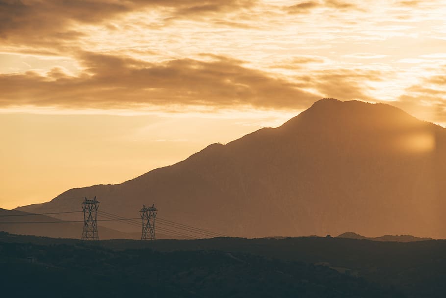 Sonne, leuchtenden, Berg, zwei, Sendemasten, Silhouette, Strommasten, Orange, Sonnenuntergang, Gipfel, Sonnenaufgang, Himmel, wolke - himmel, Schönheit in der Natur, Umgebung, Szenen - Natur, Gebirge, Natur, Elektrizität, Landschaft, Kabel, Technologie, draußen, Strommast, Kraftstoff- und Stromerzeugung, keine Leute, ruhige Szene, Netzteil, 5K
