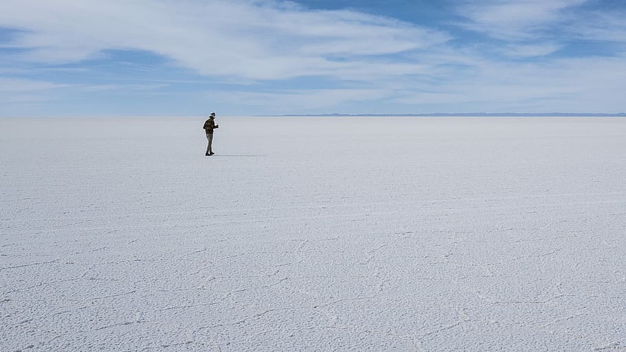 no, perdició, lluny!, home, de peu, pisos salats, muntanya, paisatge, desert, buit, sal plana, cel blau, núvols, bolivia, sol, bolivium, uyuni, terra, escenics - natura, cel, escena tranquil·la, bellesa a la natura, persones reals, tranquil·litat, dia, escena no urbana, una persona, naturalesa, mineral, núvol - cel, longitud completa, medi ambient, estils de vida, activitat d'oci, remot, a l'aire lliure, 2K