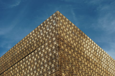 bajo, ángulo, edificio, edificio de color dorado, azul, cielo, Washington, oro, arquitectura, estructura construida, exterior del edificio, moderno, arquitectura y edificios, edificio de oficinas, forma de triángulo, vista de ángulo bajo, día, nadie, pirámide, nube - cielo, altura maxima, naturaleza, destinos de viaje, forma, modelo, al aire libre, ciudad, forma piramidal, el pasado, edificio de oficinas exterior, civilización antigua, 5K, CC0, dominio público, libre de derechos