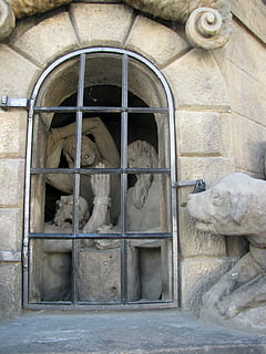 fanget, Nett, fengsel, fangenskap, fengslet, bak barrierer, skulptur, gammel bygning, arkitektur, bygget struktur, ingen folk, kunst og Håndverk, bygning, representasjon, dag, menneskelig representasjon, bygge eksteriør, pattedyr, gruppe dyr, statue, bue, vindu, kreativitet, virveldyr, sted for tilbedelse, utendørs, 2K, CC0, offentlig domene, opphavsrett gratis