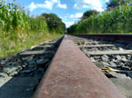 trem, trilho, fundo, papel de parede, Transporte ferroviário, ferrovia, rastrear, o caminho a seguir, transporte, direção, plantar, Perspectiva Diminutiva, natureza, ninguém, céu, dia, metal, árvore, foco seletivo, ponto de fuga, nível de superfície, nuvem - céu, sólido, fechar-se, ao ar livre, cascalho, longo, 2K, CC0, domínio público, royalty free