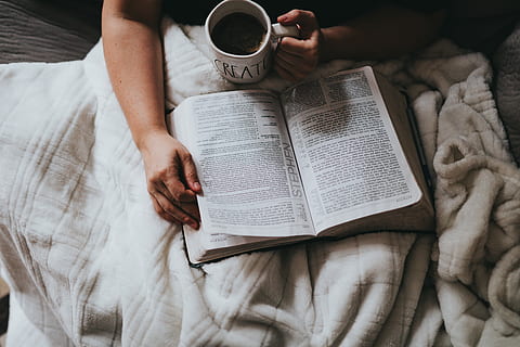 persona, celebració, tassa, llibre de lectura, llibre, posada, gris, superfície, te, bíblia, crear, cafè, ritual matinal, publicació, una persona, cafè - beguda, tassa de cafè, mà humana, mà, part del cos humà, persones reals, beure, a l'interior, lectura, menjar i beguda, paper, vista d’angle alt, literatura, religió, 5K, CC0, domini públic, lliure de regalies