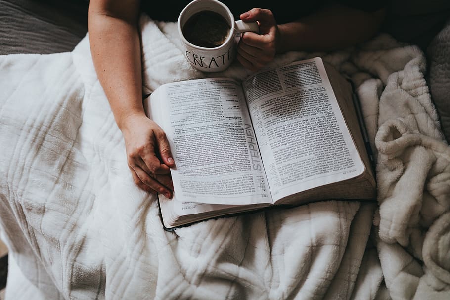 persona, celebració, tassa, llibre de lectura, llibre, posada, gris, superfície, te, bíblia, crear, cafè, ritual matinal, publicació, una persona, cafè - beguda, tassa de cafè, mà humana, mà, part del cos humà, persones reals, beure, a l'interior, lectura, menjar i beguda, paper, vista d’angle alt, literatura, religió, 5K