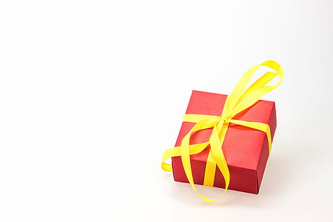 rojo, amarillo, presente, caja, blanco, superficie, regalo, hecho, sorpresa, lazo, Navidad, festival, Decoración navideña, embalaje, saludos, compras de Navidad, cumpleaños, paquete, Feliz Navidad, adviento, consumir, dar, decoración, regalos, lleno, embalaje de regalo, celebracion, caja - contenedor, copia espacio, cinta, cinta - artículo de costura, Fondo blanco, separar, caja de regalo, foto de estudio, nadie, adentro, multi color, papel, arco, papel de regalo, lazo atado, a rayas, naturaleza muerta, 4K, CC0, dominio público, libre de derechos