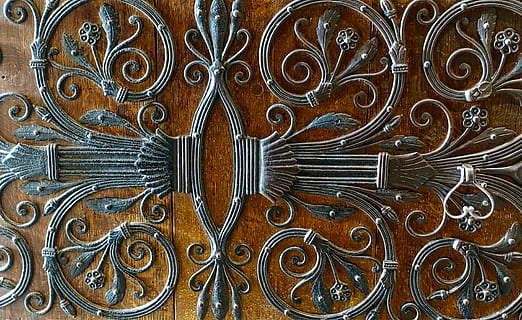 ijzerwerk, patroon, metaal, ijzer, metalen, staal, achtergronden, volledig kader, hout - materiaal, versnelling, geen mensen, detailopname, deur-, Ingang, ontwerp, vorm, binnenshuis, roestig, bruin, oud, getextureerde, cirkel, detail-, geometrische vorm, overladen, smeedijzer, 4K, CC0, publiek domein, royaltyvrij