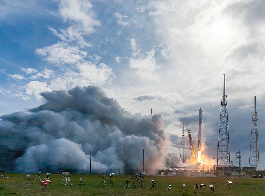 cohete espacial, yendo, mensajes de transmisión, blanco, nubes, cohete, despegue, quitarse, espacio, lanzamiento de cohete, cielo, nube - cielo, humo - estructura fisica, ambiente, hierba, grupo de personas, naturaleza, comunicación, día, señal de advertencia, ardiente, industria, gente, al aire libre, tecnología, campo, cuestiones ambientales, lucha, guerra, generación de combustible y energía, la contaminación del aire, explosivo, contaminación, agresión, 2K